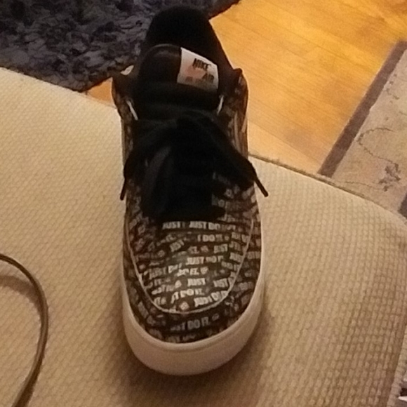 Nikes - Picture 3 of 4